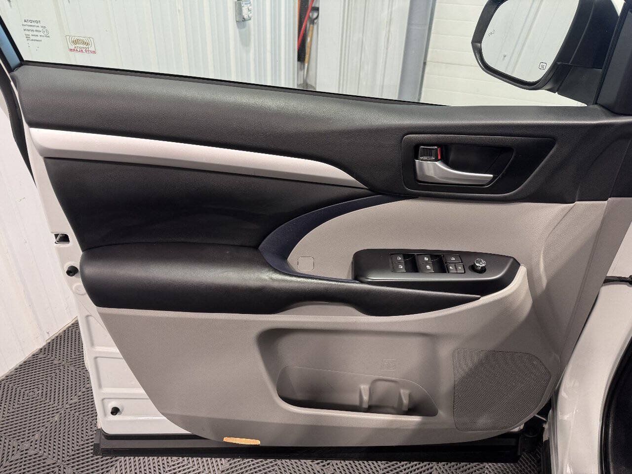 Used 2019 Toyota Highlander XLE AWD/4WD image 5