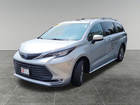 Certified 2023 Toyota Sienna XLE image 3
