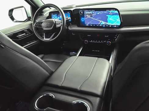 Used 2025 Chevrolet Suburban Z71 AWD/4WD image 18