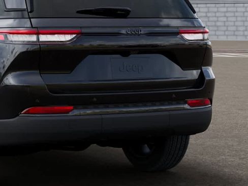 New 2025 Jeep Grand Cherokee Altitude image 13