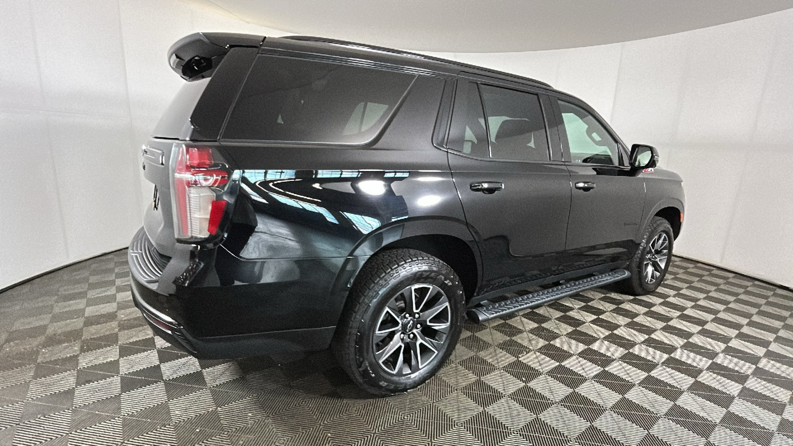 Used 2021 Chevrolet Tahoe Z71 w/ Z71 Signature Package AWD/4WD image 3