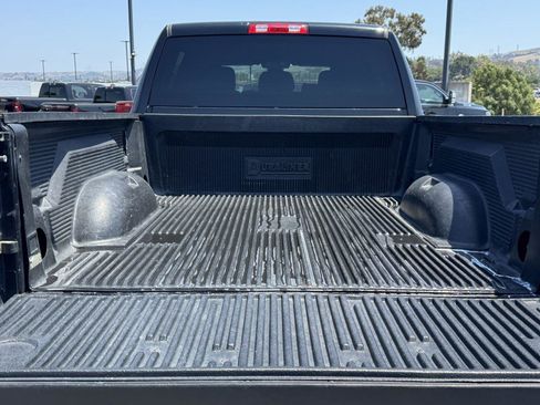 Used 2019 RAM 2500 Big Horn w/ Black Appearance Package AWD/4WD image 4