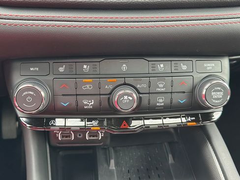 Used 2025 Dodge Durango GT AWD/4WD image 33