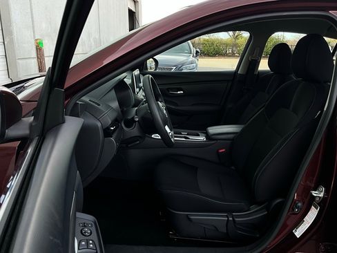 Used 2025 Nissan Sentra SV image 9