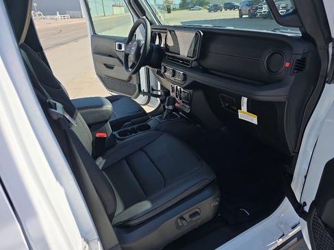 New 2025 Jeep Wrangler Unlimited Rubicon w/ Steel Bumper Group image 21