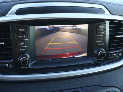 Used 2020 Kia Sorento LX image 27