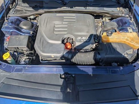 Used 2015 Dodge Challenger SXT RWD image 9