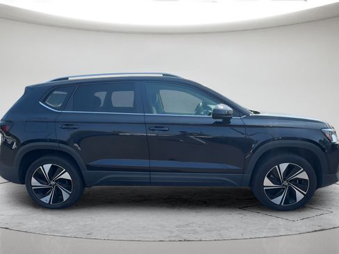 Used 2025 Volkswagen Taos SE AWD/4WD image 5