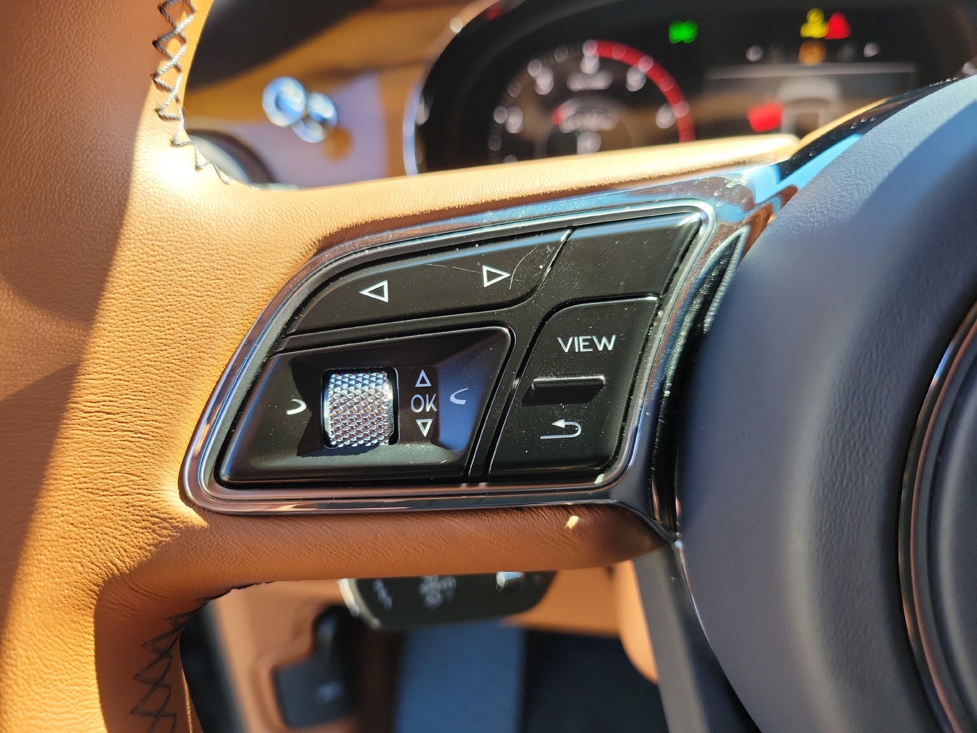 Certified 2025 Bentley Bentayga Extended Wheelbase AWD/4WD image 30