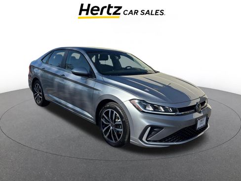 Used 2025 Volkswagen Jetta SE image 1