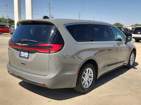 Used 2025 Chrysler Pacifica Select FWD image 3