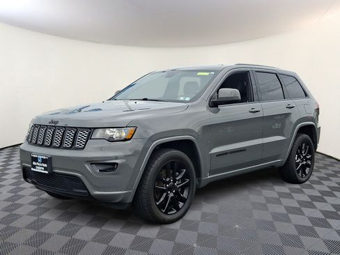 Used 2021 Jeep Grand Cherokee Laredo X AWD/4WD image 3