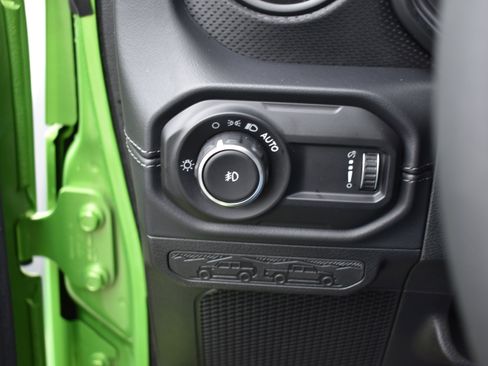 Used 2025 Jeep Wrangler Unlimited Rubicon image 16