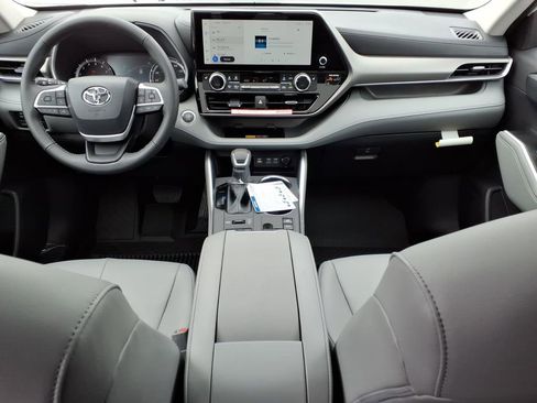 New 2026 Toyota Highlander XLE image 7
