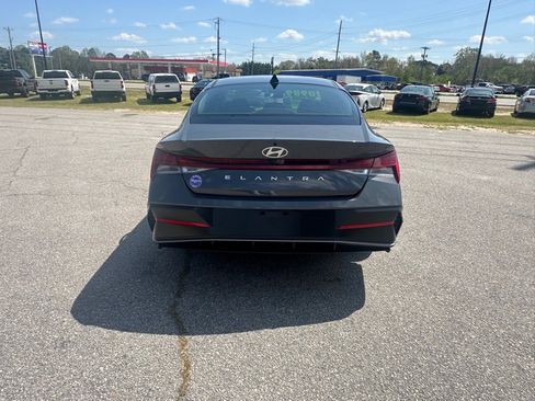 Used 2025 Hyundai Elantra SEL FWD image 4
