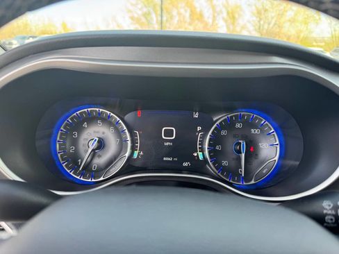 Used 2023 Chrysler Pacifica Touring-L FWD image 22