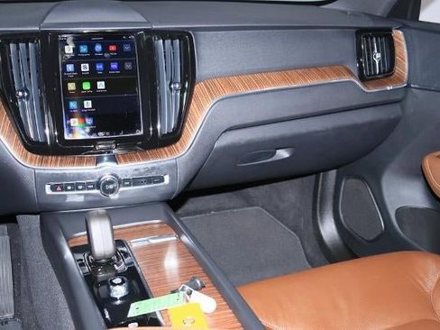 Used 2022 Volvo XC60 B5 Momentum image 21