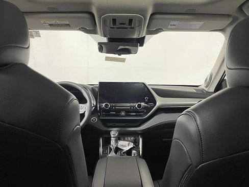 New 2026 Toyota Highlander Platinum AWD/4WD image 13