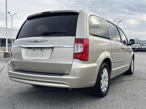 Used 2013 Chrysler Town & Country Touring image 8