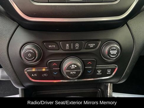 Used 2022 Jeep Cherokee Trailhawk w/ Premium Leather Package AWD/4WD image 14