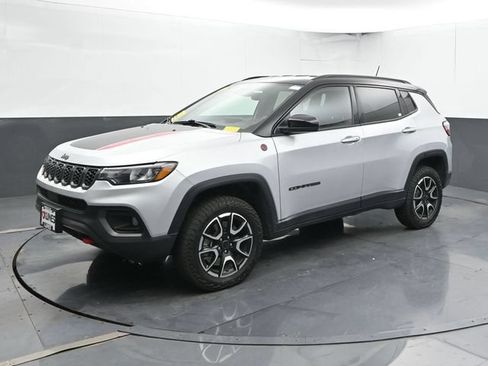 Used 2025 Jeep Compass Trailhawk AWD/4WD image 7