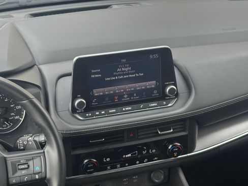 Used 2025 Nissan Rogue SV FWD image 14