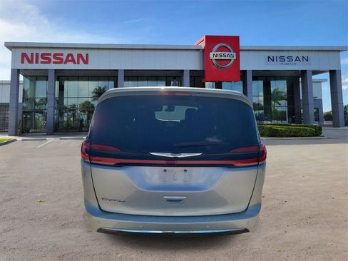 Used 2023 Chrysler Pacifica Touring-L image 6