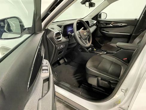Used 2025 Chevrolet TrailBlazer LS FWD image 17