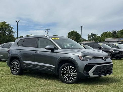 Used 2025 Volkswagen Taos SE FWD image 9