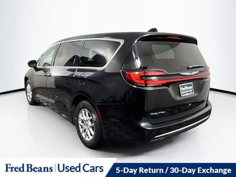 Used 2023 Chrysler Pacifica Touring-L FWD image 6