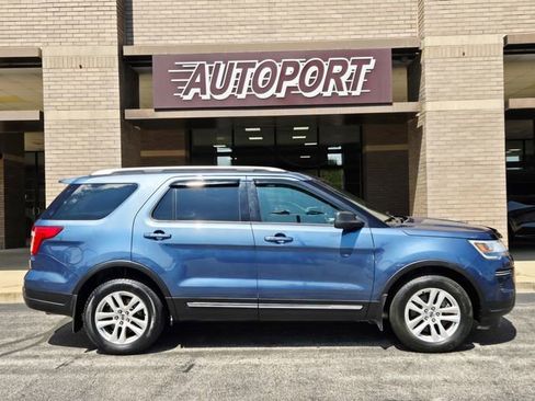 Used 2018 Ford Explorer XLT image 4