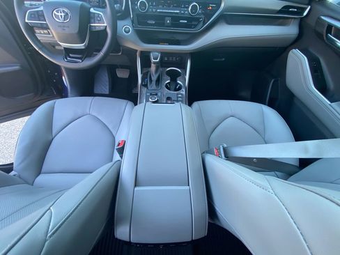 Used 2025 Toyota Highlander Limited AWD/4WD image 11