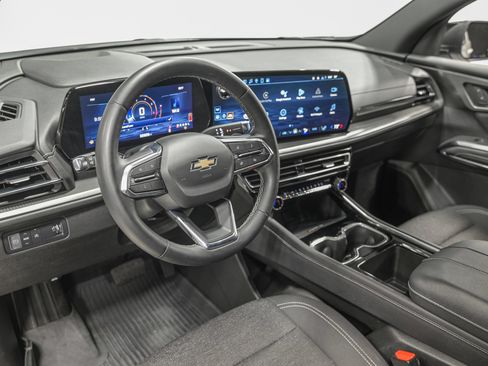 Used 2025 Chevrolet Traverse LT FWD image 15