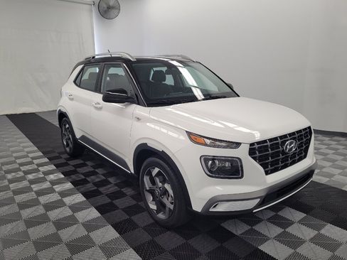 Used 2025 Hyundai Venue Limited FWD image 13