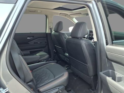 New 2026 Nissan Pathfinder Platinum AWD/4WD image 11