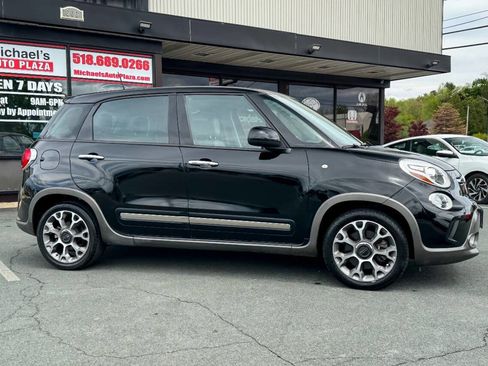 Used 2017 FIAT 500L Trekking w/ Popular Equipment Package FWD image 3