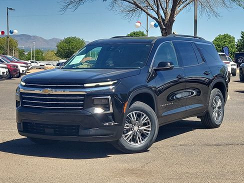 Used 2025 Chevrolet Traverse LT FWD image 1
