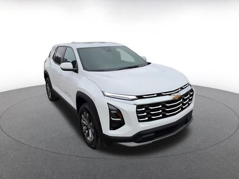 Used 2025 Chevrolet Equinox LT image 3