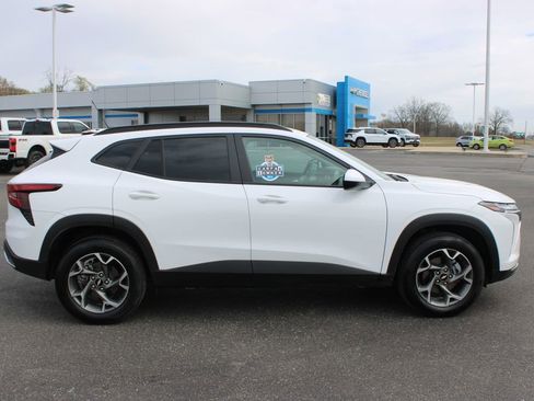 Used 2025 Chevrolet Trax LT w/ LT Convenience Package image 11