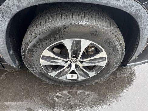 Used 2021 Toyota Highlander XLE FWD image 45