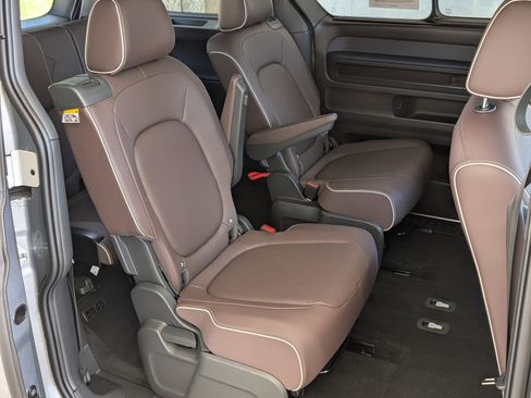Used 2025 Volkswagen ID. Buzz Pro S Plus RWD image 23