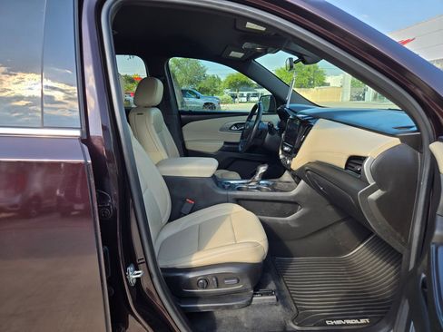 Used 2022 Chevrolet Traverse LT FWD image 25