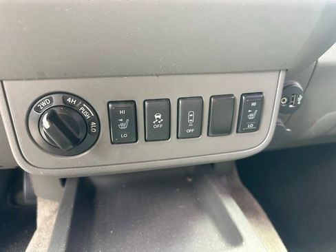 Used 2017 Nissan Frontier SV w/ SV Value Truck Package AWD/4WD image 16