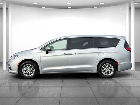 Used 2023 Chrysler Pacifica Touring-L FWD image 4
