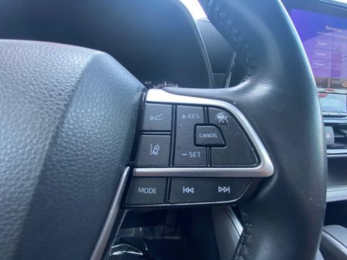 Used 2023 Toyota Highlander LE AWD/4WD image 14