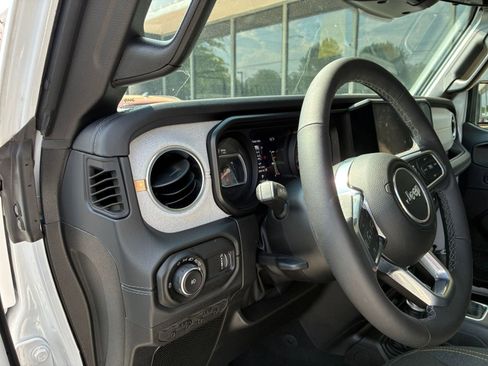 Used 2025 Jeep Wrangler Unlimited Sahara AWD/4WD image 36