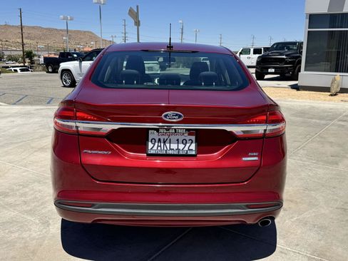 Used 2017 Ford Fusion SE w/ Fusion SE Technology Package FWD image 5