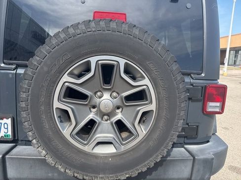 Used 2017 Jeep Wrangler Unlimited Rubicon w/ Connectivity Group AWD/4WD image 28
