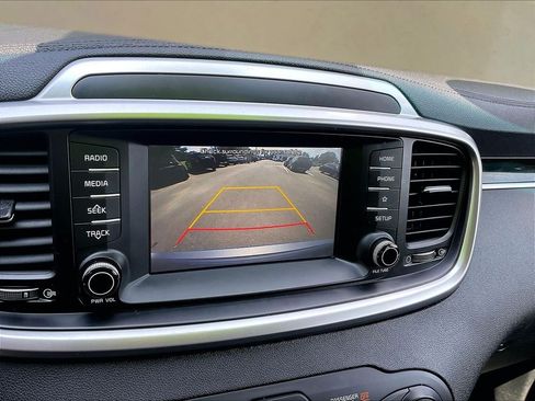 Used 2020 Kia Sorento LX AWD/4WD image 16