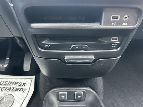 Used 2017 Chrysler Pacifica Limited w/ UConnect Theater Package image 17